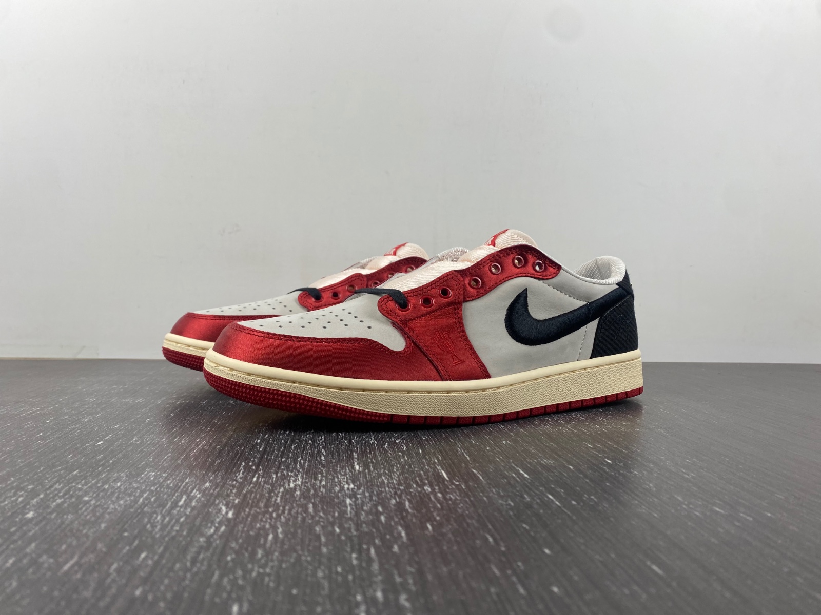 Trophy Room x Air Jordan 1 Retro Low OG SP 'Rookie Card' FN0432-100