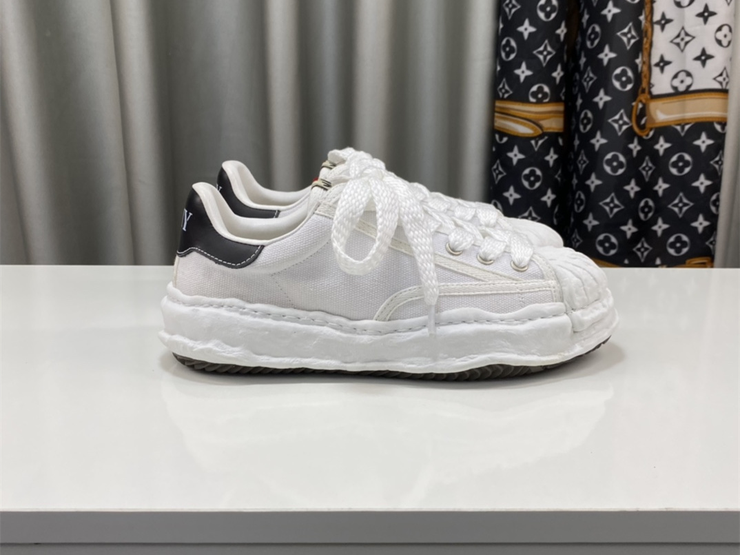 Maison Mihara Yasuhiro Low-Top Sneakers MMY-025