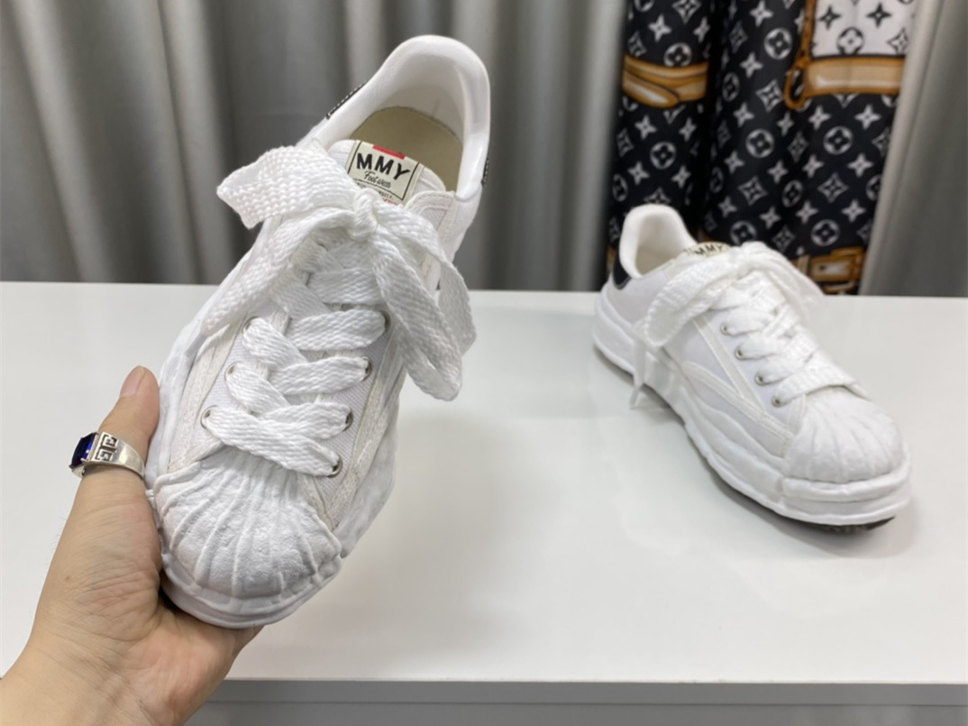 Maison Mihara Yasuhiro Low-Top Sneakers MMY-025