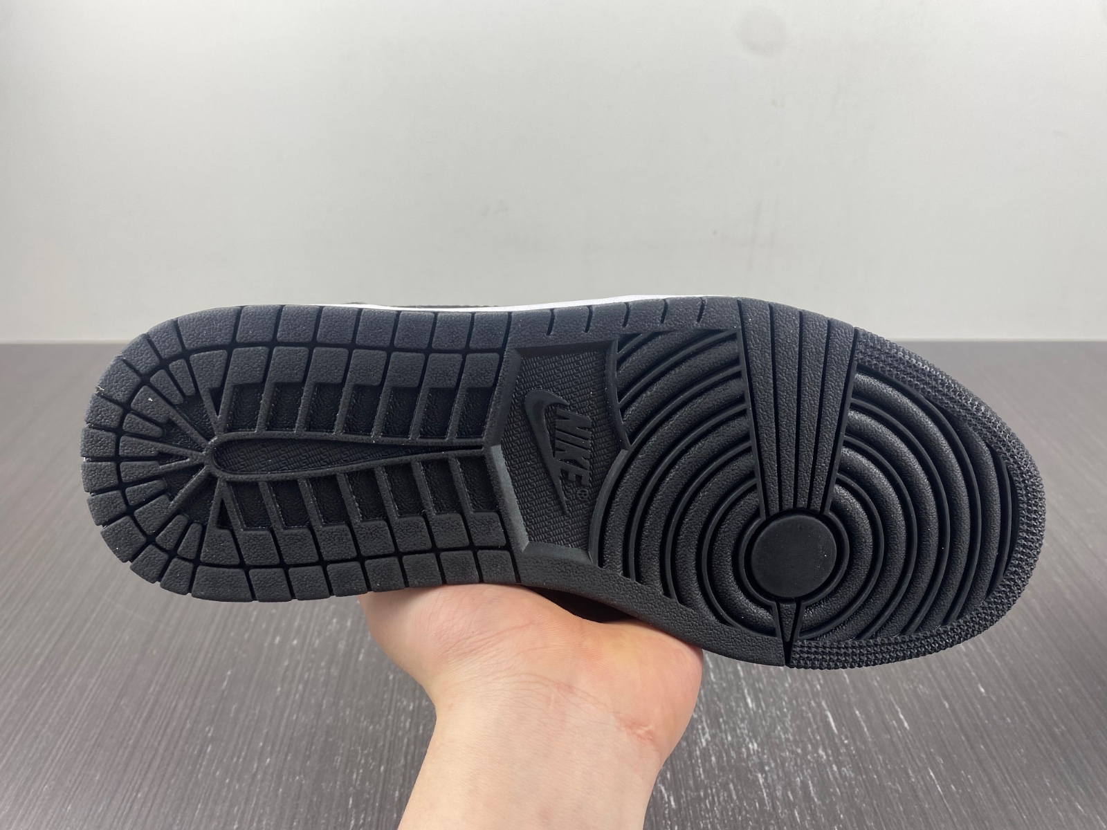 Air Jordan 1 Mid "Black/White" DV0991-101