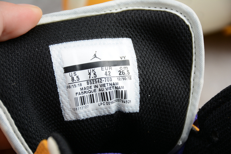 Air Jordan 1 Mid SE "Lakers" 852542-700