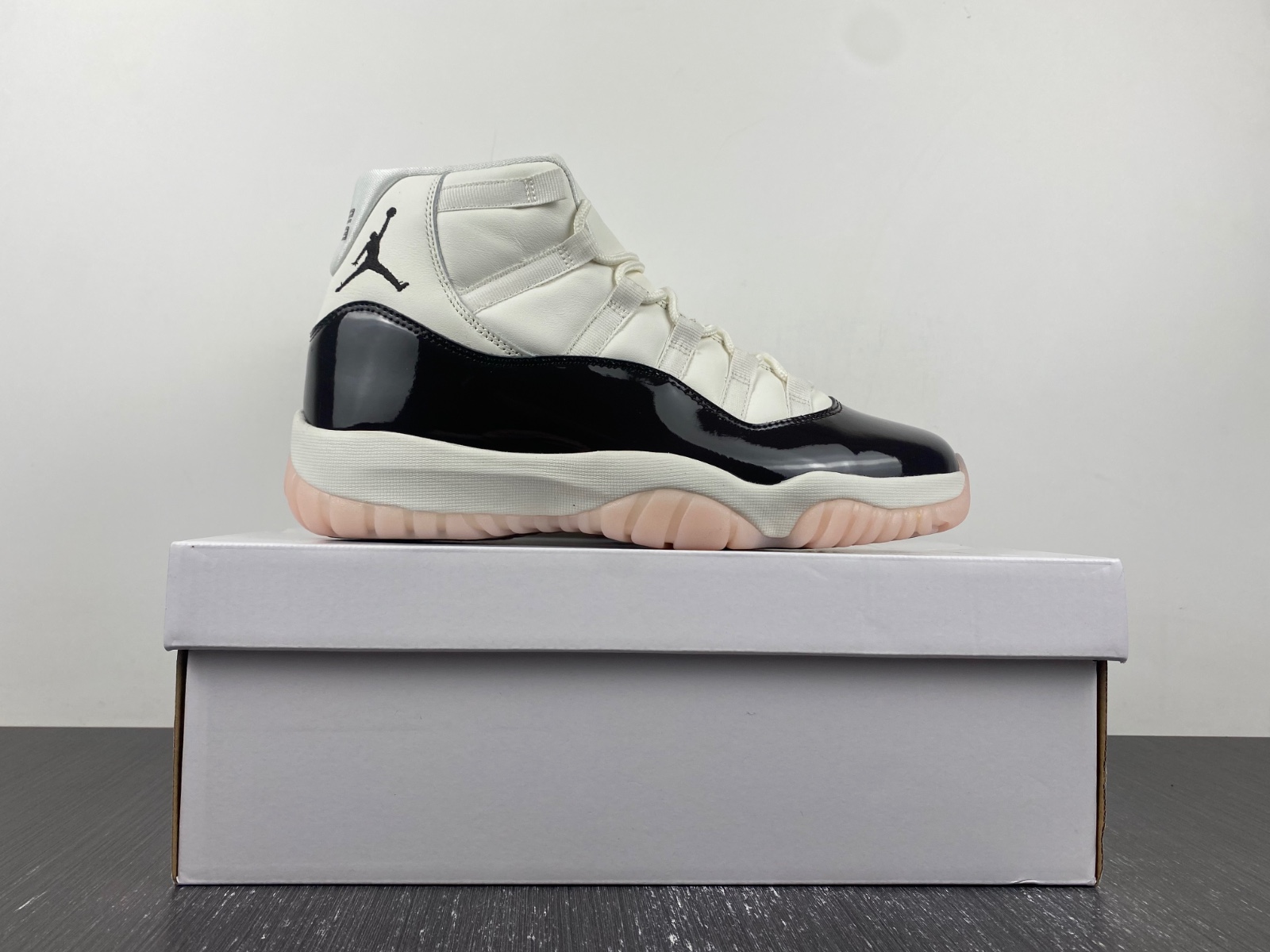 Air Jordan 11 "Neapolitan" AR0715-101