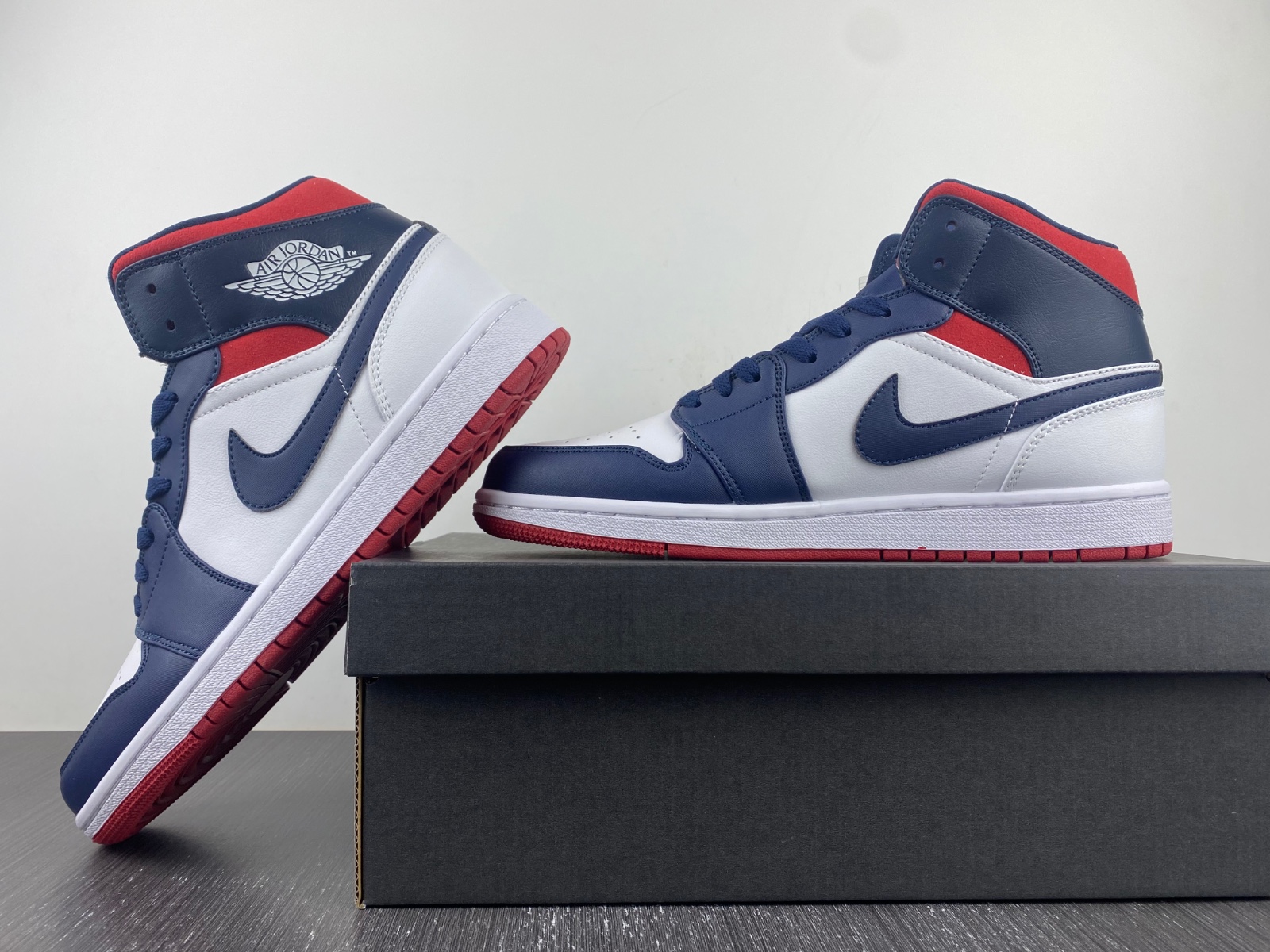 Air Jordan 1 Mid SE USA 852542-104