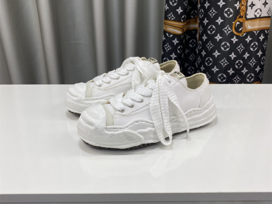 Maison Mihara Yasuhiro Low-Top Sneakers MMY-039