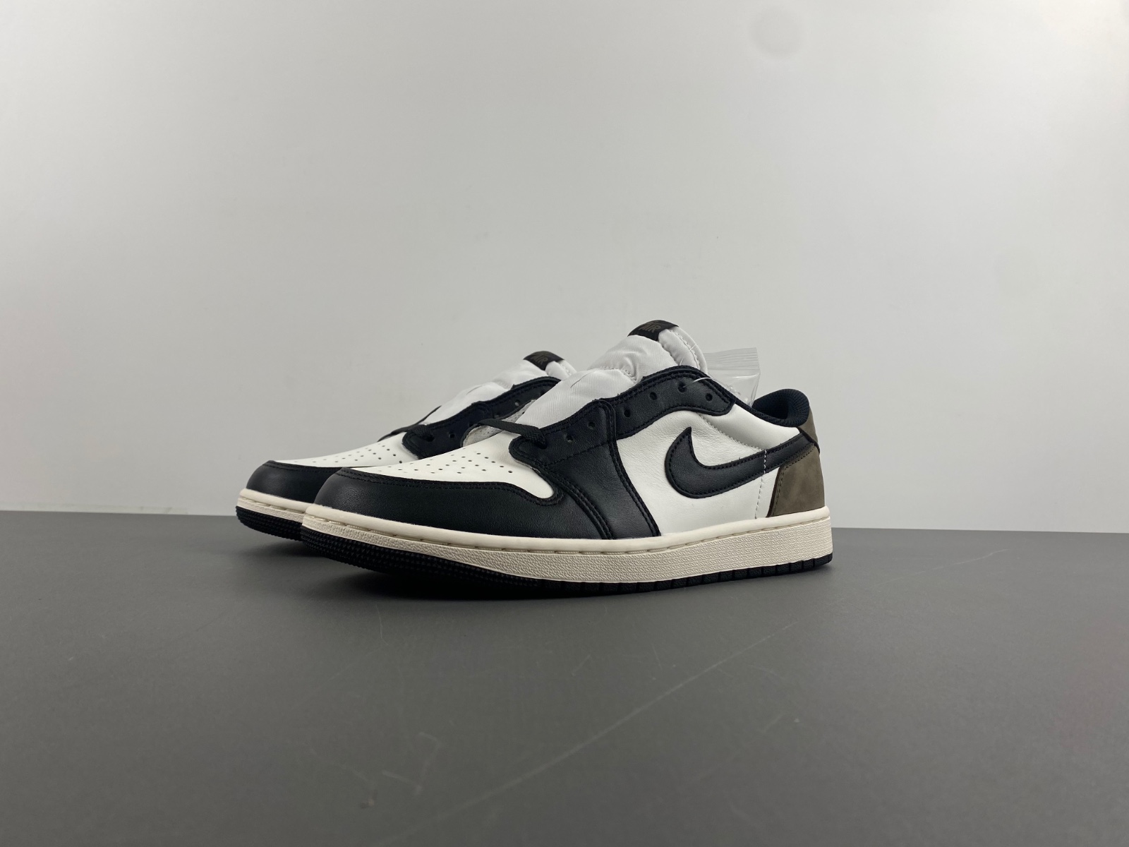 Air Jordan 1 Low OG “Mocha”    CZ0790-102