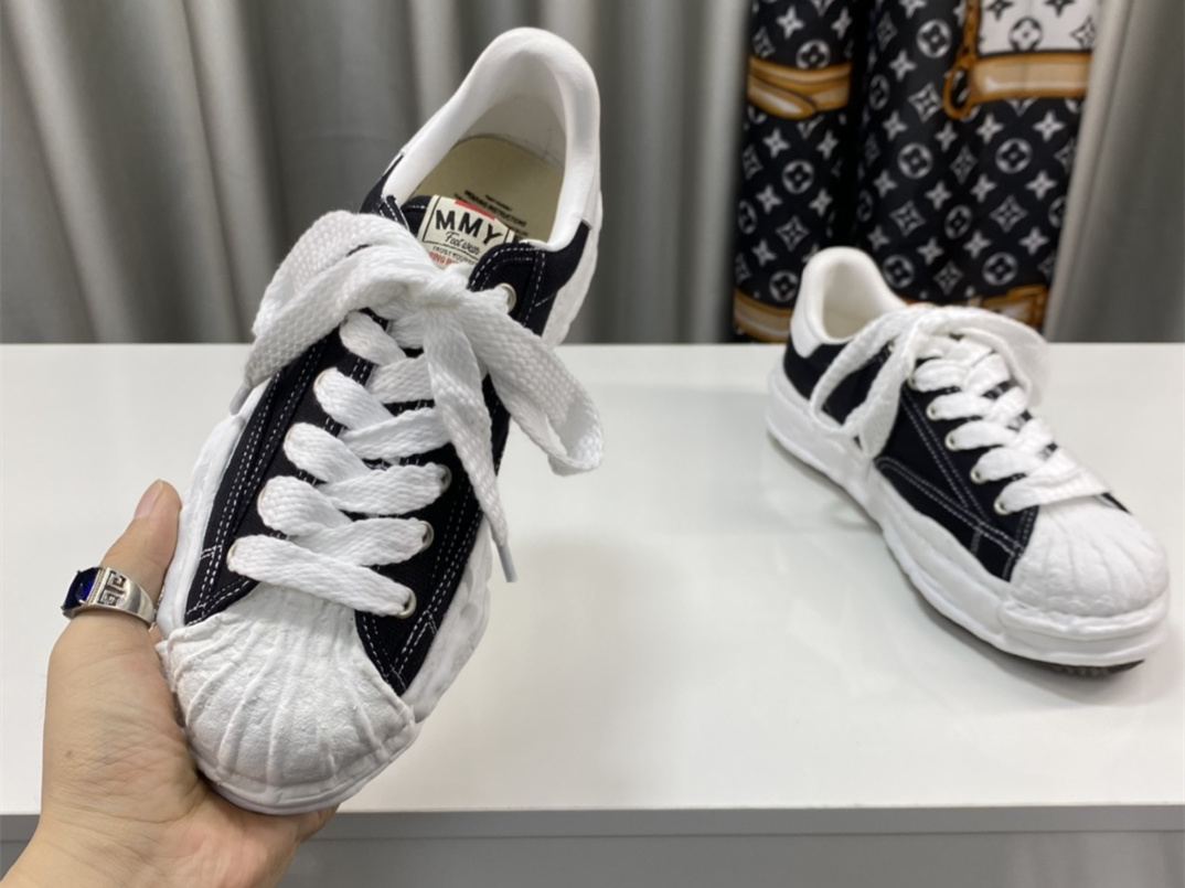 Maison Mihara Yasuhiro Low-Top Sneakers MMY-023