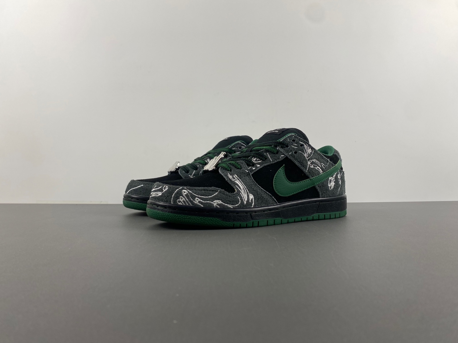There Skateboards x Nike SB Dunk Low   HF7743-001