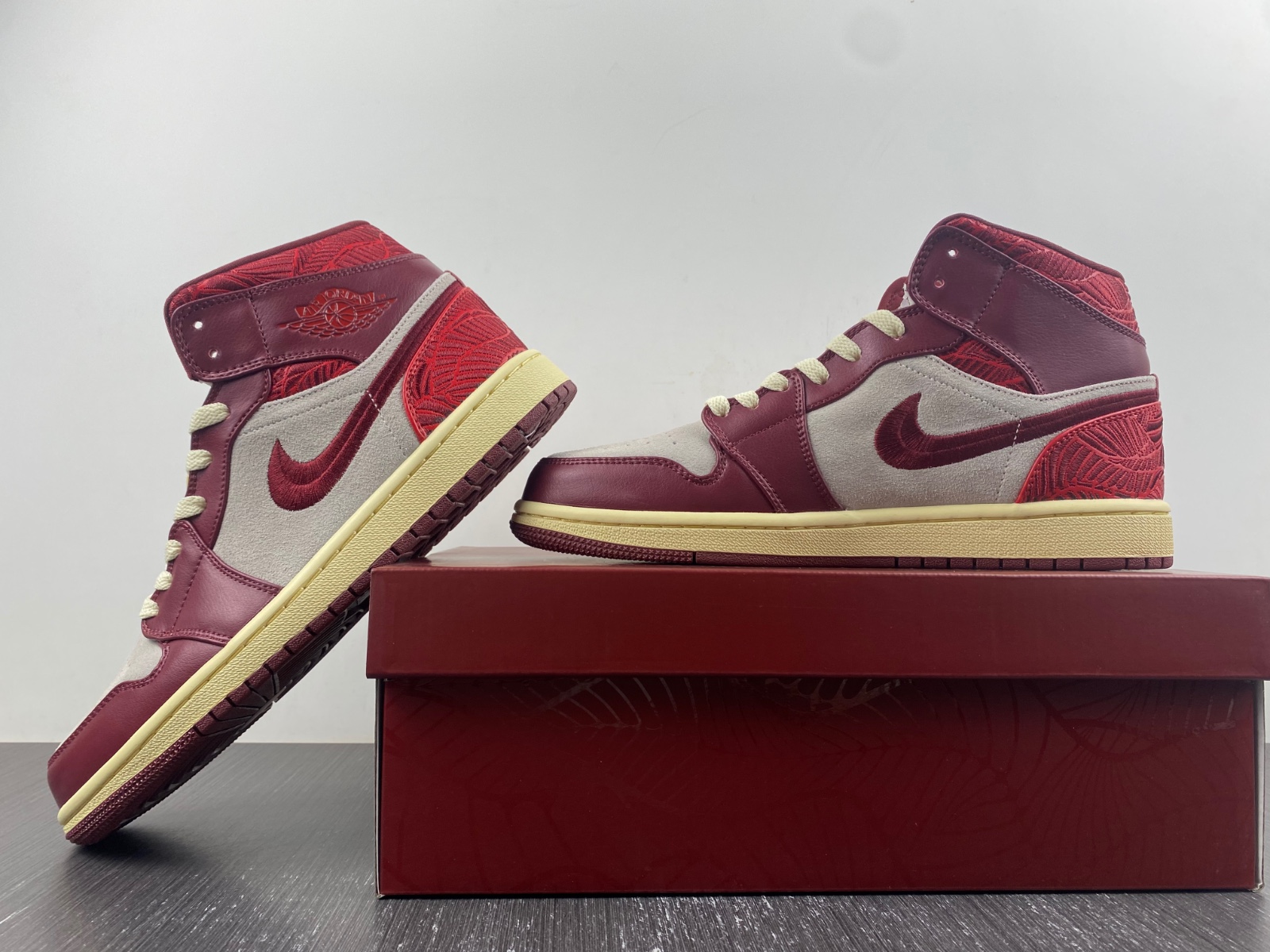 Air Jordan 1 Mid SE Wmns 