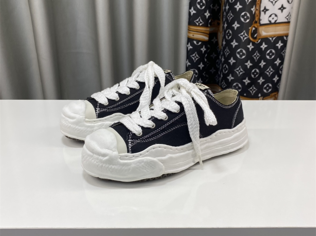 Maison Mihara Yasuhiro Low-Top Sneakers MMY-040