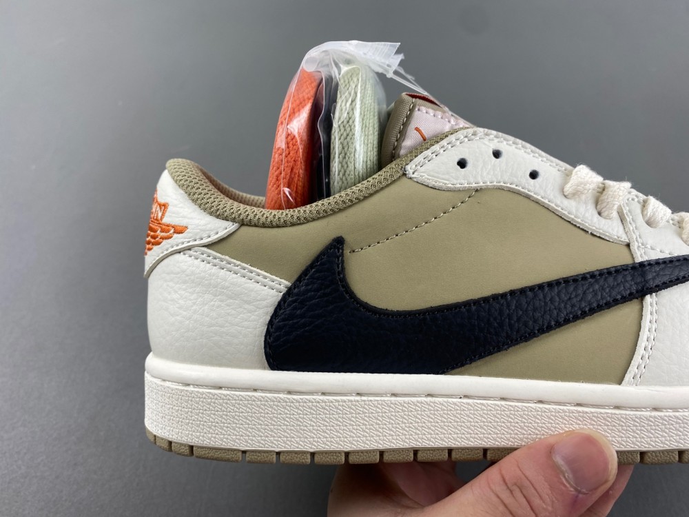 Travis Scott x Air Jordan DZ137-701