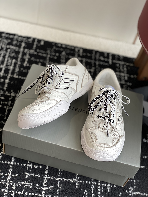 Balenciaga Hamptons Worn-Out Sneaker