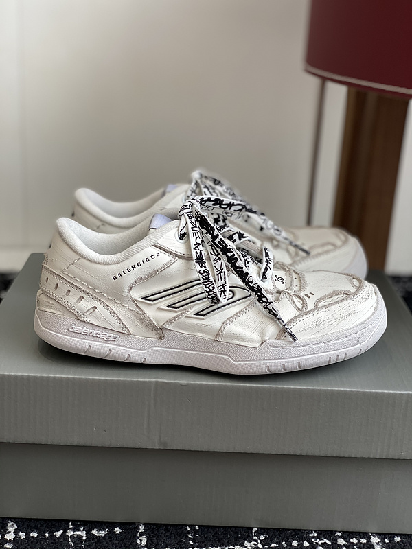 Balenciaga Hamptons Worn-Out Sneaker