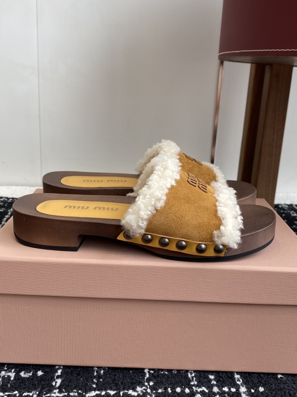 Suede clogs