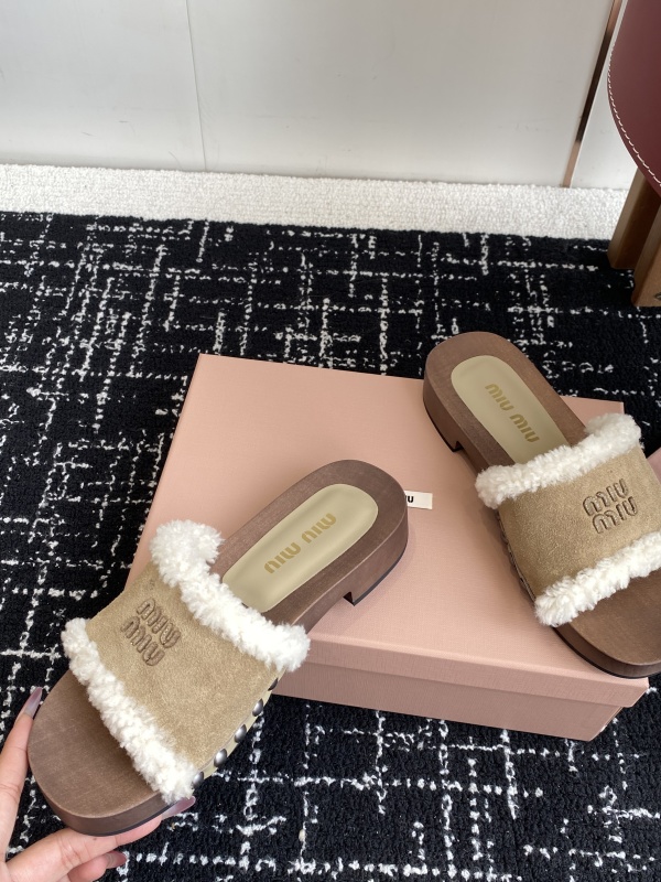 Suede clogs
