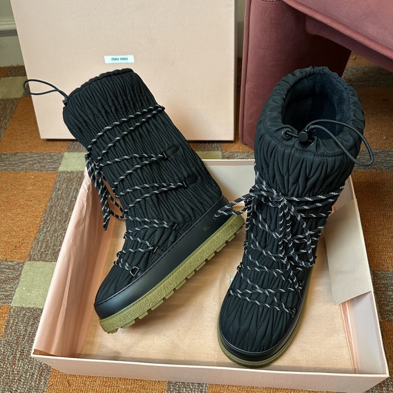 Miu Miu Schneestiefel Aus Matelasse in Schwarz