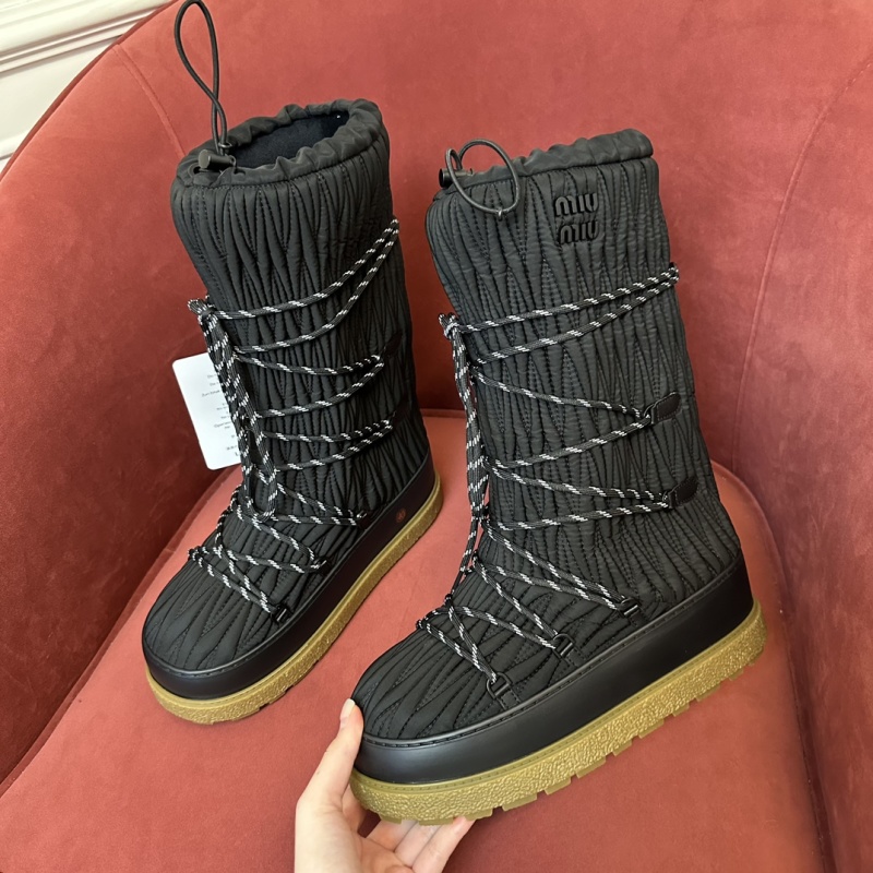 Miu Miu Schneestiefel Aus Matelasse in Schwarz