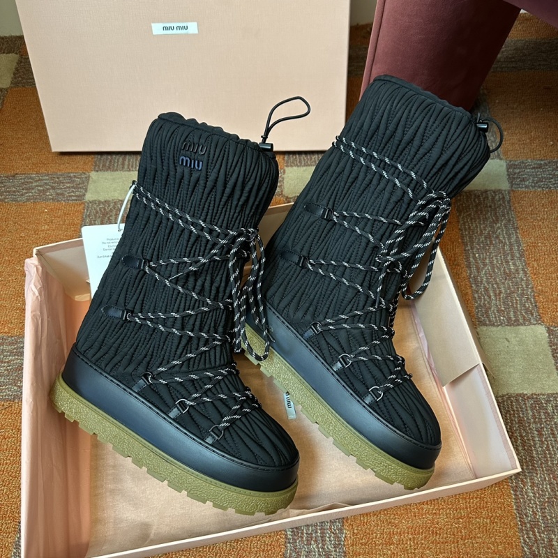 Miu Miu Schneestiefel Aus Matelasse in Schwarz