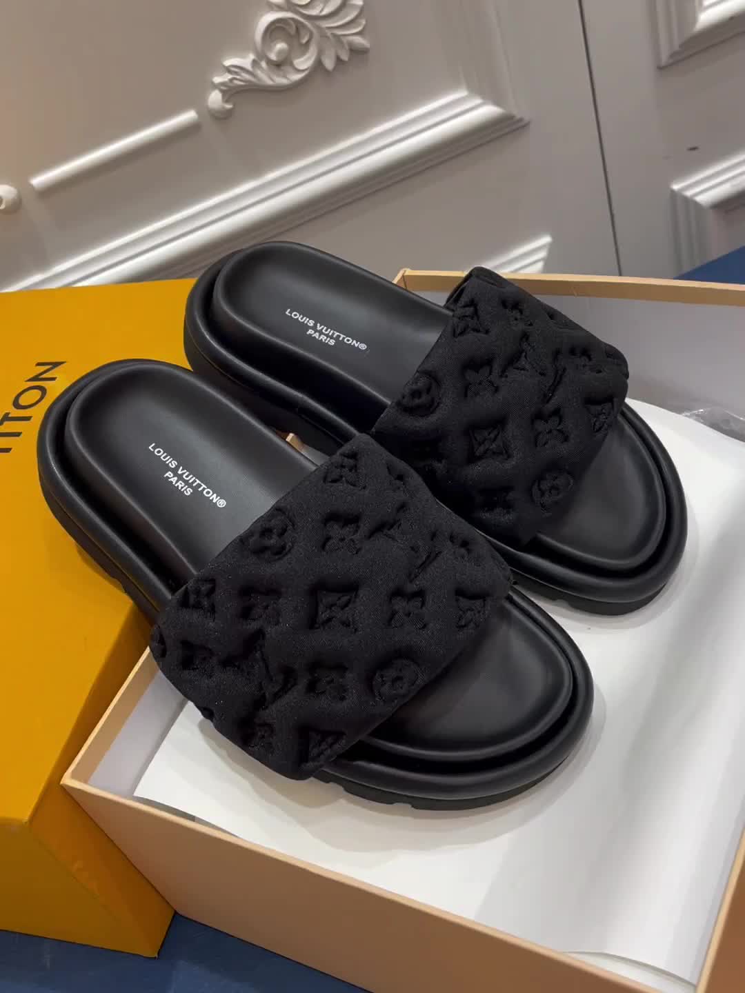 LV POOL PILLOW COMFORT MULE