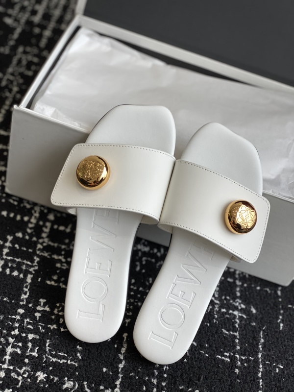Loewe Pebble Slide in Soft Calfskin White