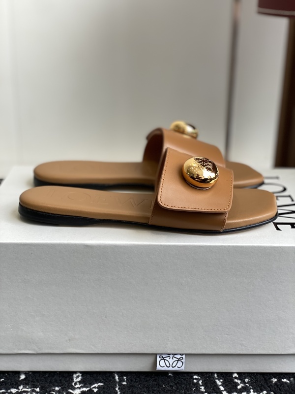 Loewe Pebble Slide in Soft Calfskin Brown